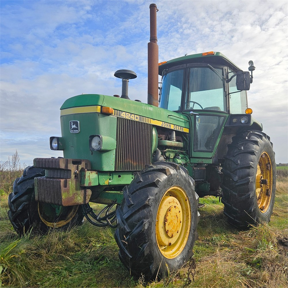 John Deere 4240 - جرار: صورة 1 John Deere 4240 - جرار: صورة 1