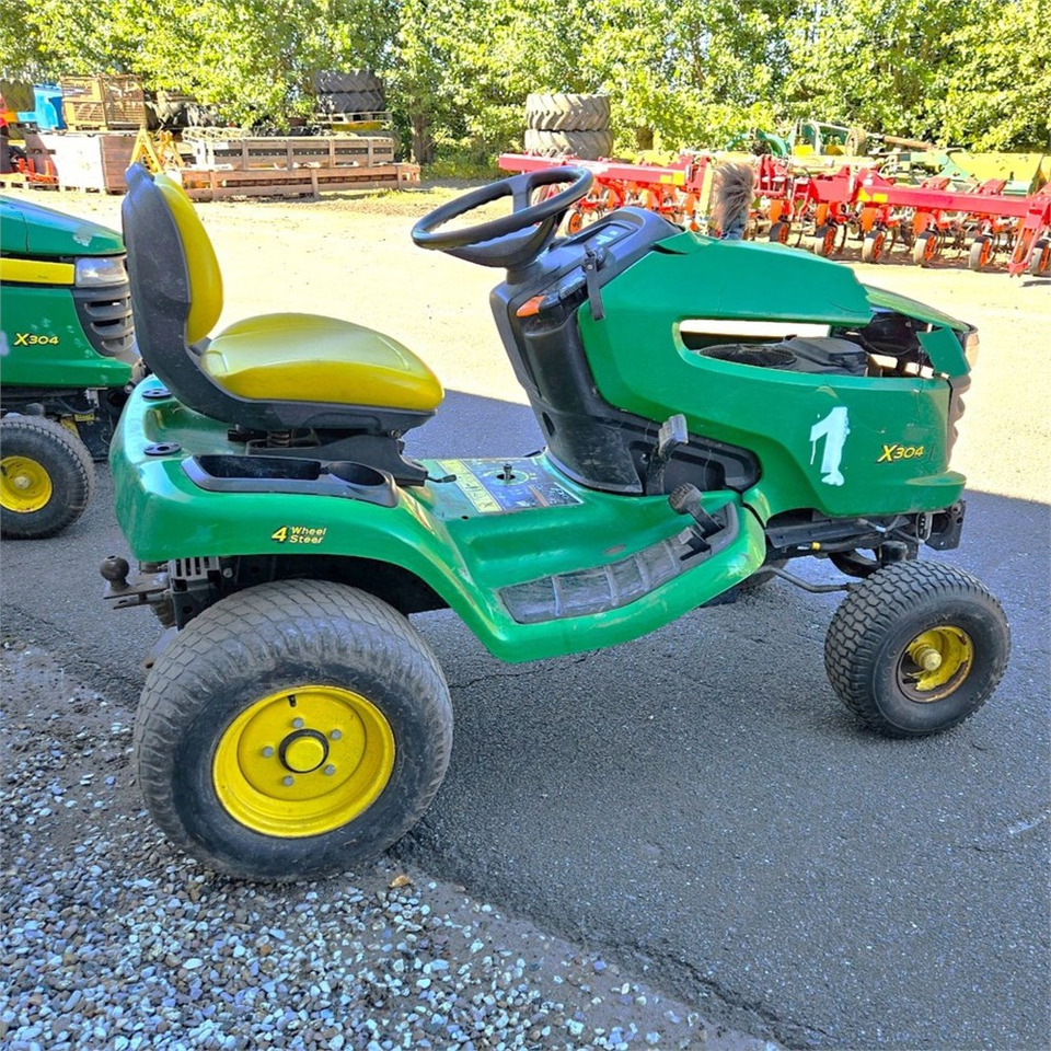 John Deere X304 - جزازة عشب الحدائق: صورة 3 John Deere X304 - جزازة عشب الحدائق: صورة 3