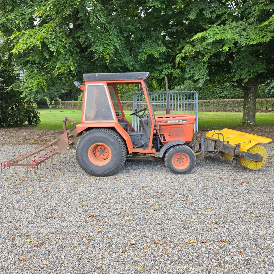 Kubota B8200 - جرار خدمات بلدية: صورة 4 Kubota B8200 - جرار خدمات بلدية: صورة 4