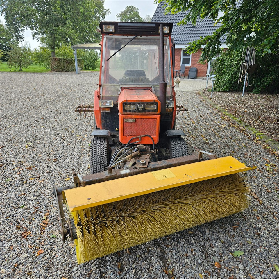 Kubota B8200 - جرار خدمات بلدية: صورة 3 Kubota B8200 - جرار خدمات بلدية: صورة 3