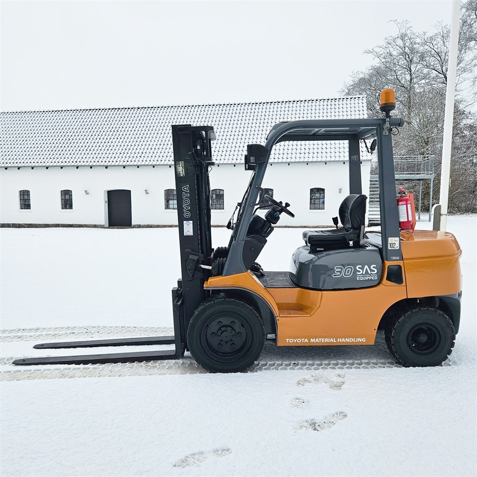 Toyota 30 SAS Equipped - 02-7FDF30 - رافعة شوكية: صورة 2 Toyota 30 SAS Equipped - 02-7FDF30 - رافعة شوكية: صورة 2
