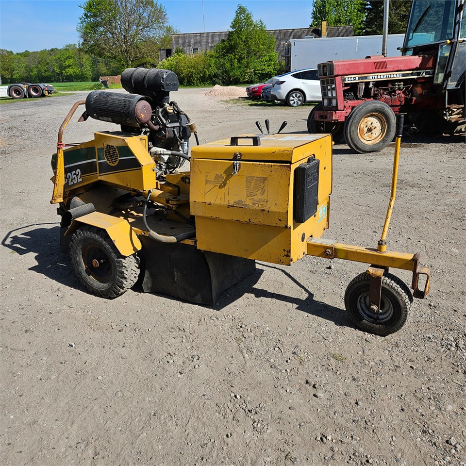 Vermeer SC 252 - آلة تفتيت بقايا الأشجار: صورة 1 Vermeer SC 252 - آلة تفتيت بقايا الأشجار: صورة 1