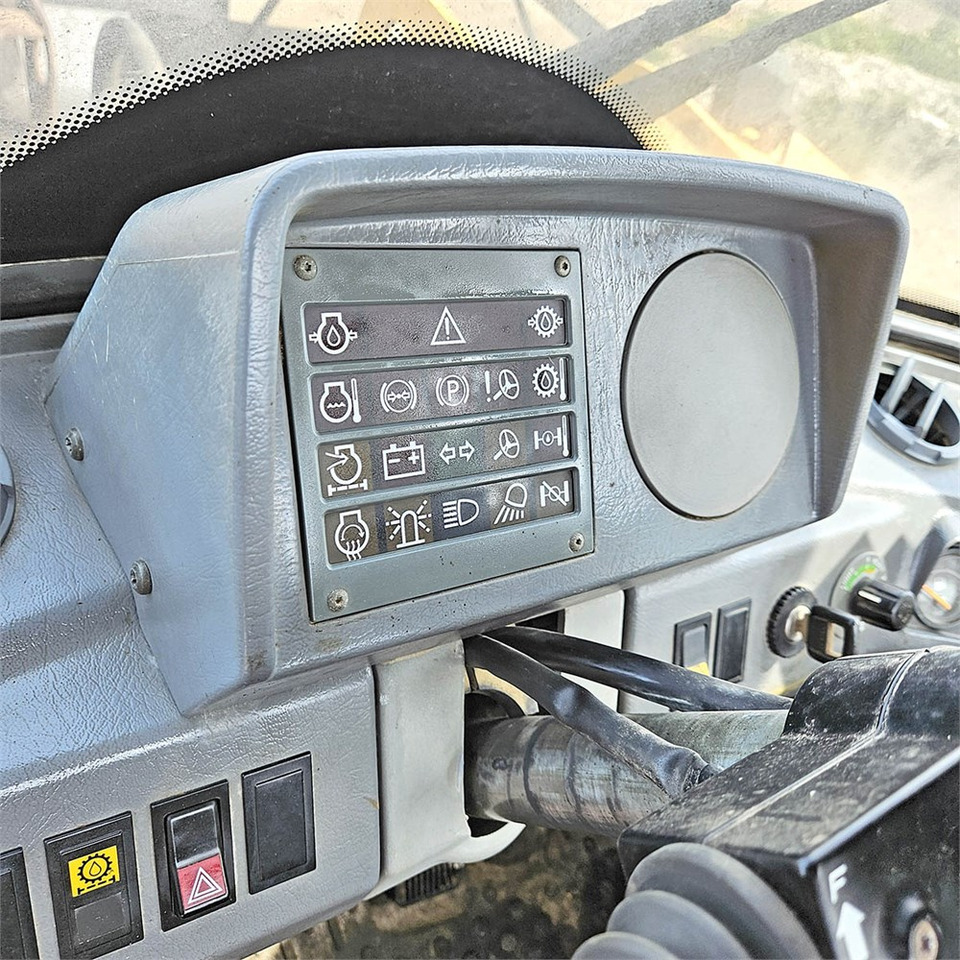 اللودر بعجل Volvo L90C: صورة 16