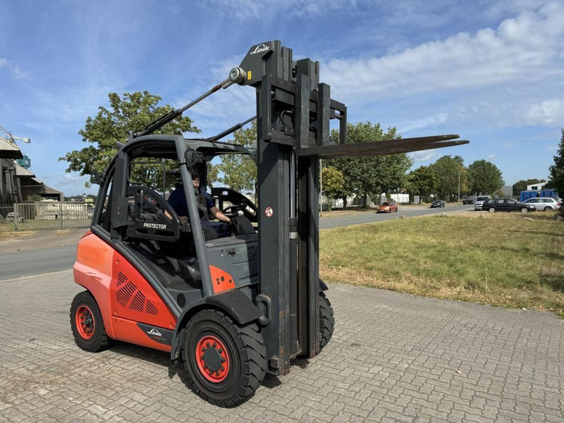 Linde H50T - رافعة شوكية تعمل بالغاز: صورة 2 Linde H50T - رافعة شوكية تعمل بالغاز: صورة 2
