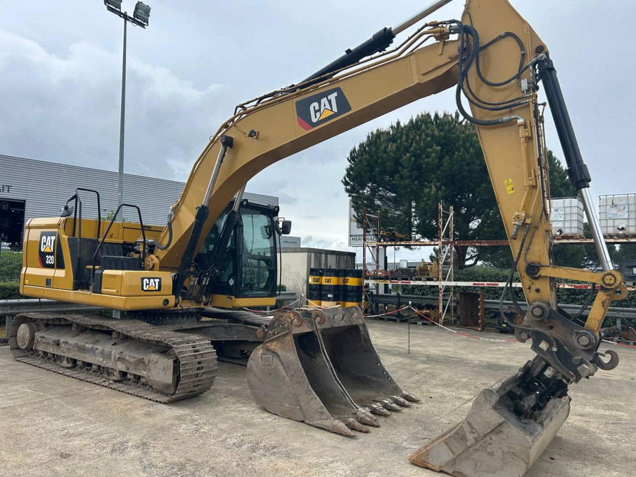 CAT 320 - حفار زاحف: صورة 1 CAT 320 - حفار زاحف: صورة 1