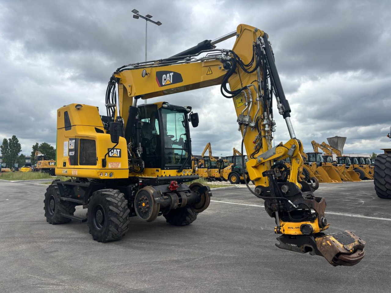 CAT M323F - حفار ذو عجلات: صورة 1 CAT M323F - حفار ذو عجلات: صورة 1