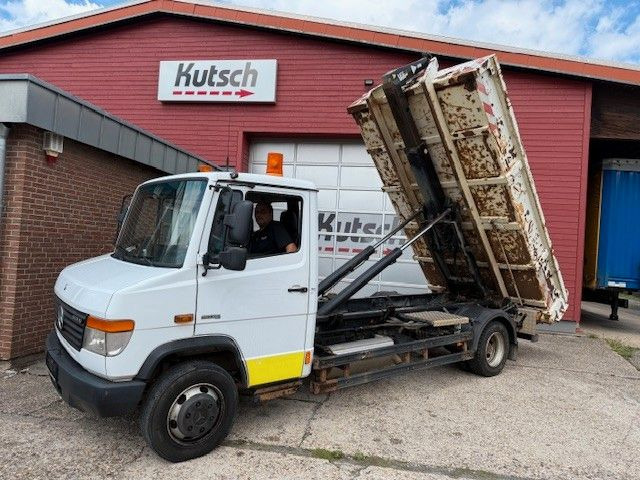 Mercedes-Benz Vario 818 D Abrollkipper mit Container - شاحنة برافعة خطافية: صورة 1 Mercedes-Benz Vario 818 D Abrollkipper mit Container - شاحنة برافعة خطافية: صورة 1