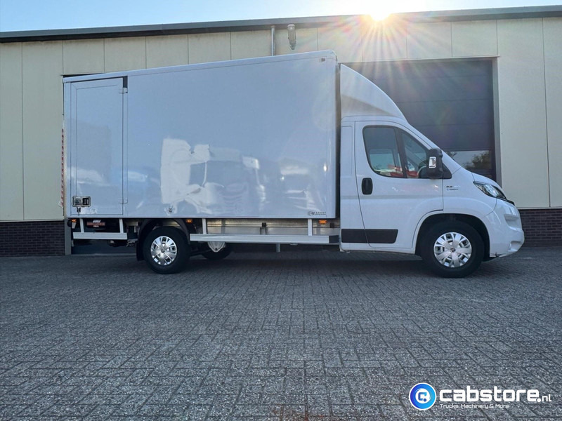 Fiat Ducato 2.3 Multijet 160 Pk Euro 6 - Bouwjaar 2021 - Handgeschakeld 6 speed - Airco - 3 zitplaatsen - Laadklep - شاحنة صندوقية: صورة 5 Fiat Ducato 2.3 Multijet 160 Pk Euro 6 - Bouwjaar 2021 - Handgeschakeld 6 speed - Airco - 3 zitplaatsen - Laadklep - شاحنة صندوقية: صورة 5