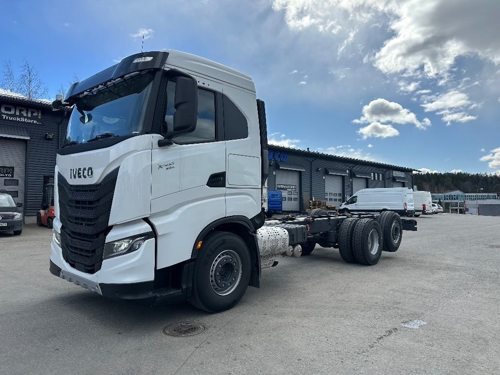 Iveco X-Way AS260X530 heti toimitukseen - شاحنة بهيكل معدني للمقصورة: صورة 1 Iveco X-Way AS260X530 heti toimitukseen - شاحنة بهيكل معدني للمقصورة: صورة 1