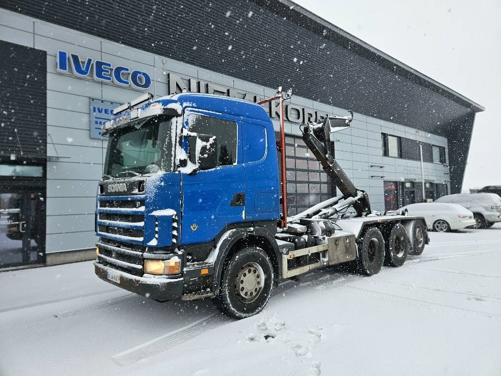 Scania R164 6m taittokoukku - شاحنة برافعة خطافية: صورة 1 Scania R164 6m taittokoukku - شاحنة برافعة خطافية: صورة 1