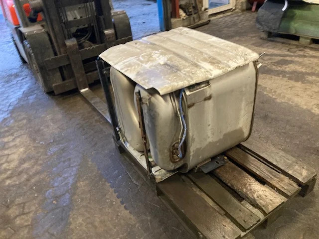 MAN 81.15103-6131 – MAN silencer - علبة العادم/ نظام العادم - شاحنة: صورة 4 MAN 81.15103-6131 – MAN silencer - علبة العادم/ نظام العادم - شاحنة: صورة 4