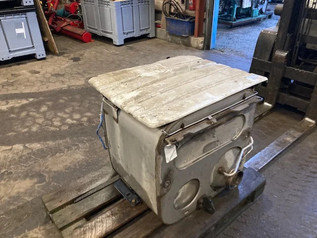 MAN 81.15103-6131 – MAN silencer - علبة العادم/ نظام العادم - شاحنة: صورة 3 MAN 81.15103-6131 – MAN silencer - علبة العادم/ نظام العادم - شاحنة: صورة 3