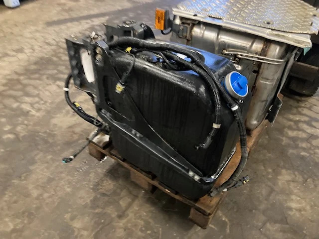 Scania 2919673 – Scania 2998146 – Scania Adblue tank + Scania reductant pick up unit - خزان سائل AdBlue - شاحنة: صورة 1 Scania 2919673 – Scania 2998146 – Scania Adblue tank + Scania reductant pick up unit - خزان سائل AdBlue - شاحنة: صورة 1