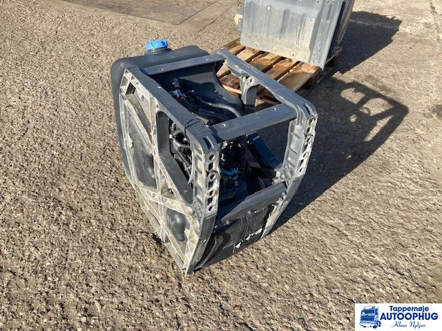 Volvo Adblue tank 21645367 – 23251720 - خزان سائل AdBlue - شاحنة: صورة 3 Volvo Adblue tank 21645367 – 23251720 - خزان سائل AdBlue - شاحنة: صورة 3