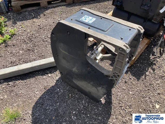 Volvo Adblue tank beslag – Volvo 22080280 – Volvo 22080281 - خزان سائل AdBlue - شاحنة: صورة 2 Volvo Adblue tank beslag – Volvo 22080280 – Volvo 22080281 - خزان سائل AdBlue - شاحنة: صورة 2