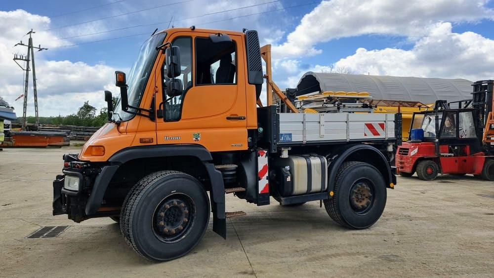 MERCEDES-BENZ Unimog U400 - جرار خدمات بلدية: صورة 4 MERCEDES-BENZ Unimog U400 - جرار خدمات بلدية: صورة 4