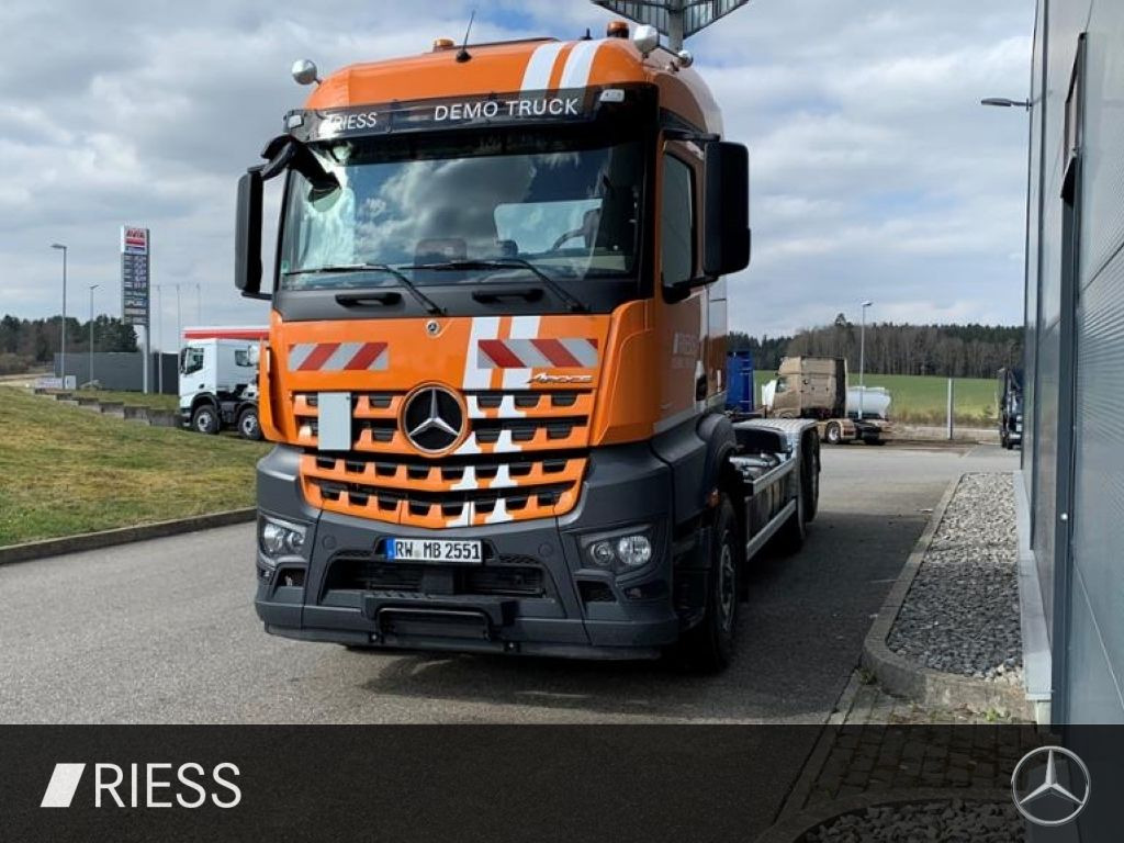 Mercedes-Benz 2551 L Abrollkipper mit HAD, gelenkter liftbarer - شاحنة: صورة 2 Mercedes-Benz 2551 L Abrollkipper mit HAD, gelenkter liftbarer - شاحنة: صورة 2