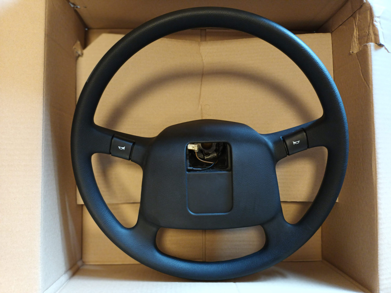 VOLVO STEERING WEEL - 1062027 - عجلة القيادة - شاحنة: صورة 1 VOLVO STEERING WEEL - 1062027 - عجلة القيادة - شاحنة: صورة 1