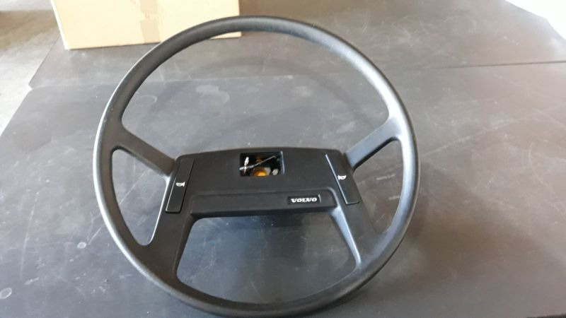 VOLVO STEERING WHEEL 1081910 - عجلة القيادة - شاحنة: صورة 1 VOLVO STEERING WHEEL 1081910 - عجلة القيادة - شاحنة: صورة 1