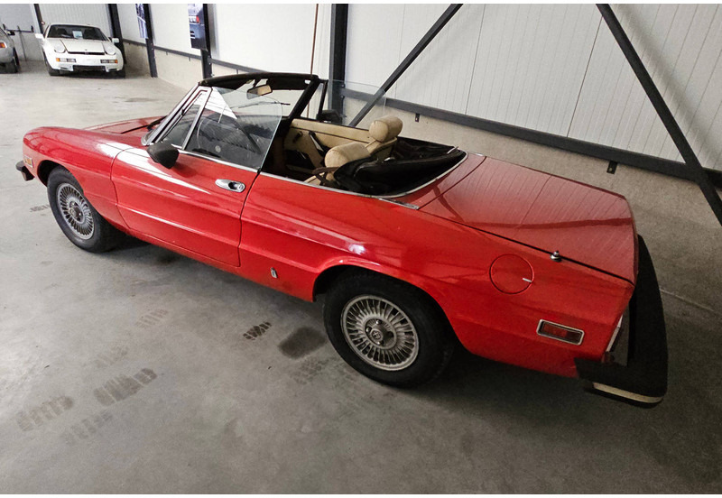 Alfa Romeo Spider 2000 - سيارة: صورة 3 Alfa Romeo Spider 2000 - سيارة: صورة 3