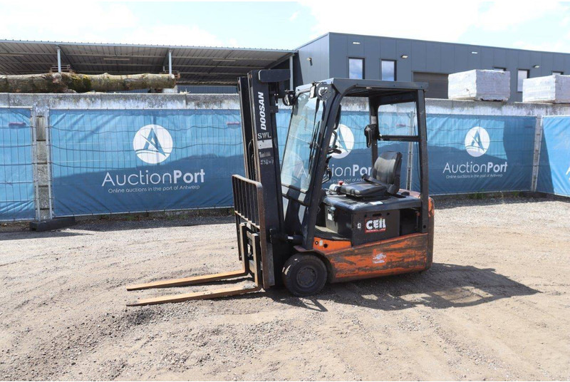 Doosan B15T-5 - رافعة شوكية كهربائية: صورة 1 Doosan B15T-5 - رافعة شوكية كهربائية: صورة 1