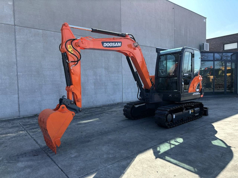 Doosan DX55-9C - حفار زاحف: صورة 1 Doosan DX55-9C - حفار زاحف: صورة 1