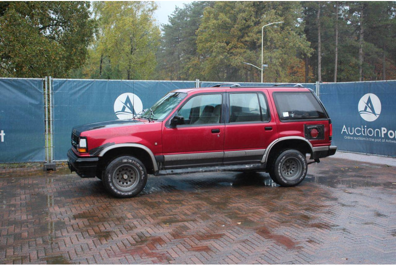 Ford Explorer - سيارة دفع رباعي: صورة 1 Ford Explorer - سيارة دفع رباعي: صورة 1