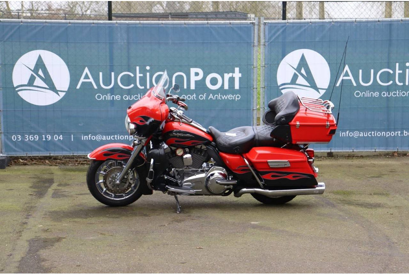 Harley-Davidson Ultra Glide CVO - دراجة نارية: صورة 1 Harley-Davidson Ultra Glide CVO - دراجة نارية: صورة 1