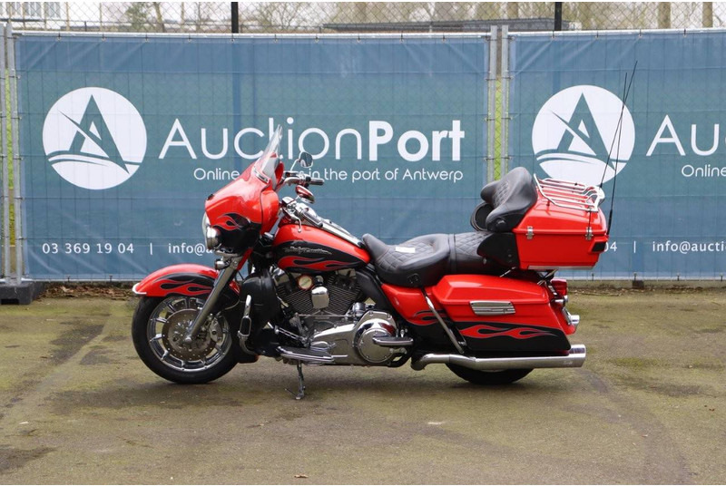 Harley-Davidson Ultra Glide CVO - دراجة نارية: صورة 2 Harley-Davidson Ultra Glide CVO - دراجة نارية: صورة 2