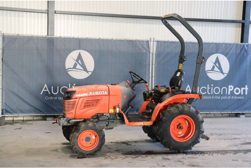 Kubota B2420 - جرار: صورة 1 Kubota B2420 - جرار: صورة 1