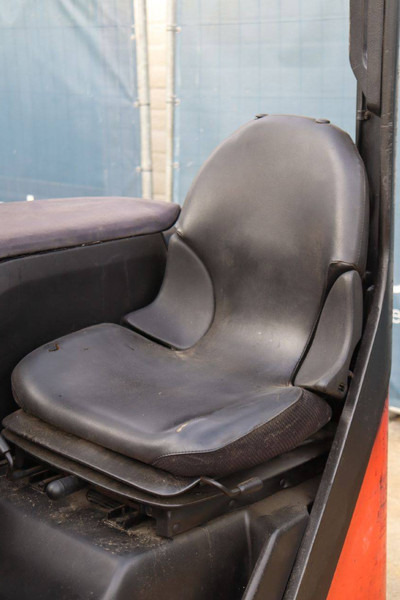 رافعة شوكية للوصول للأماكن الضيقة Linde R16: صورة 15