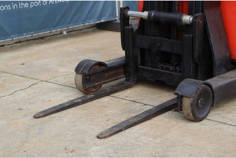 رافعة شوكية للوصول للأماكن الضيقة Linde R16: صورة 10