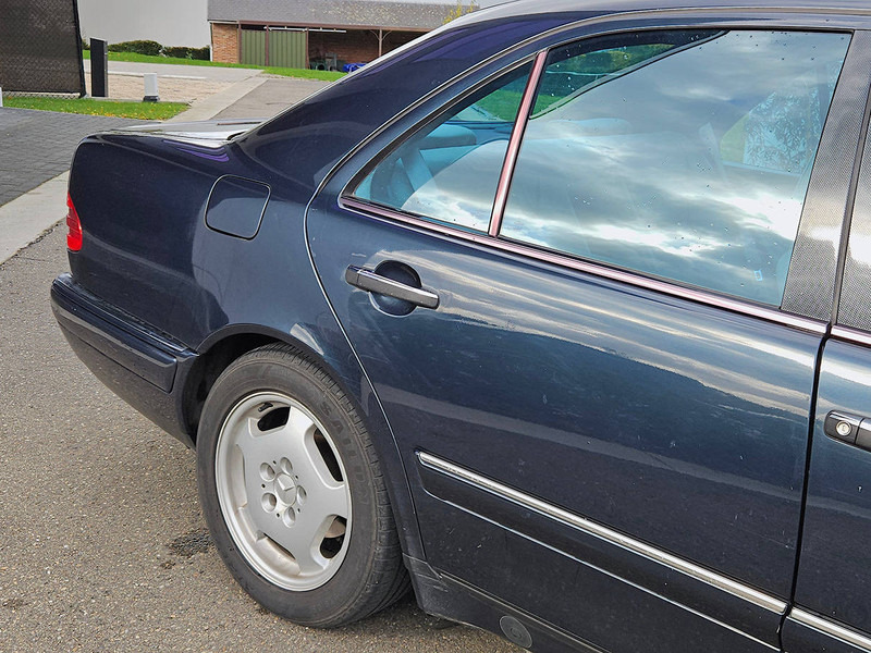 Mercedes-Benz E-Klasse (W210) _ 300 D Automatic - سيدان: صورة 3 Mercedes-Benz E-Klasse (W210) _ 300 D Automatic - سيدان: صورة 3