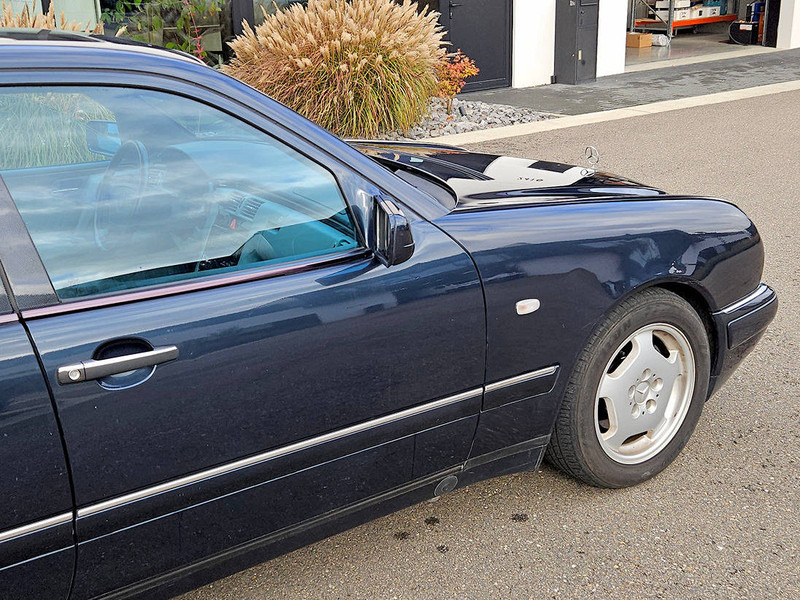 Mercedes-Benz E-Klasse (W210) _ 300 D Automatic - سيدان: صورة 4 Mercedes-Benz E-Klasse (W210) _ 300 D Automatic - سيدان: صورة 4