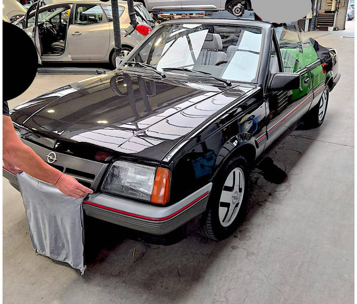 Opel Ascona (C) Cabriolet 1.8i - سيدان: صورة 1 Opel Ascona (C) Cabriolet 1.8i - سيدان: صورة 1