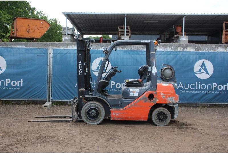 Toyota 02-8FGF25 - رافعة شوكية تعمل بالغاز: صورة 2 Toyota 02-8FGF25 - رافعة شوكية تعمل بالغاز: صورة 2