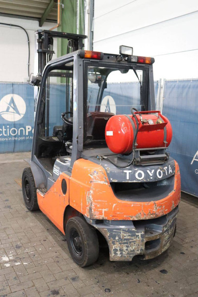 Toyota 02-8FGF25 - رافعة شوكية تعمل بالغاز: صورة 4 Toyota 02-8FGF25 - رافعة شوكية تعمل بالغاز: صورة 4