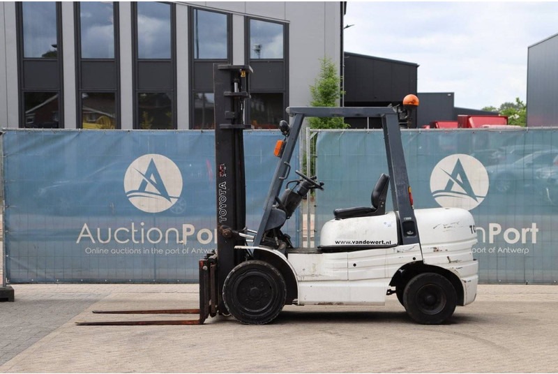 Toyota 62-6FDF30 - رافعة شوكية ديزل: صورة 2 Toyota 62-6FDF30 - رافعة شوكية ديزل: صورة 2