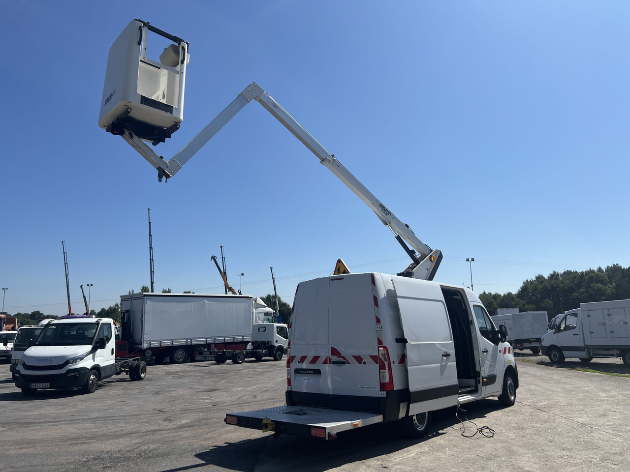 FURGON CON CESTA RENAULT MASTER - منصة محمولة مثبتة على الشاحنة: صورة 4 FURGON CON CESTA RENAULT MASTER - منصة محمولة مثبتة على الشاحنة: صورة 4