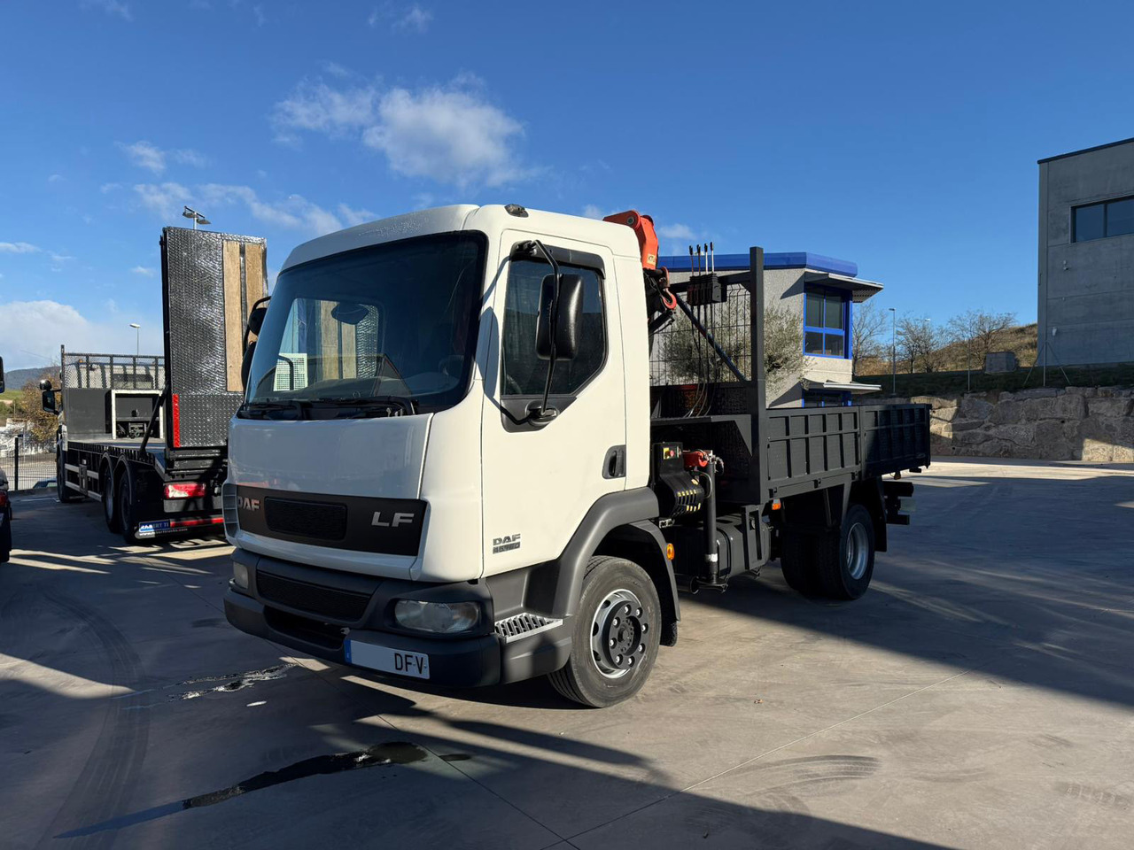 DAF LF FA 45.180 (Platform and Crane) - شاحنات مسطحة, شاحنة كرين: صورة 1 DAF LF FA 45.180 (Platform and Crane) - شاحنات مسطحة, شاحنة كرين: صورة 1