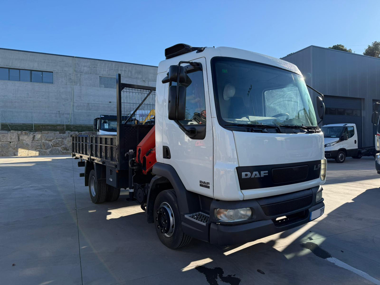 DAF LF FA 45.180 (Platform and Crane) - شاحنات مسطحة, شاحنة كرين: صورة 2 DAF LF FA 45.180 (Platform and Crane) - شاحنات مسطحة, شاحنة كرين: صورة 2