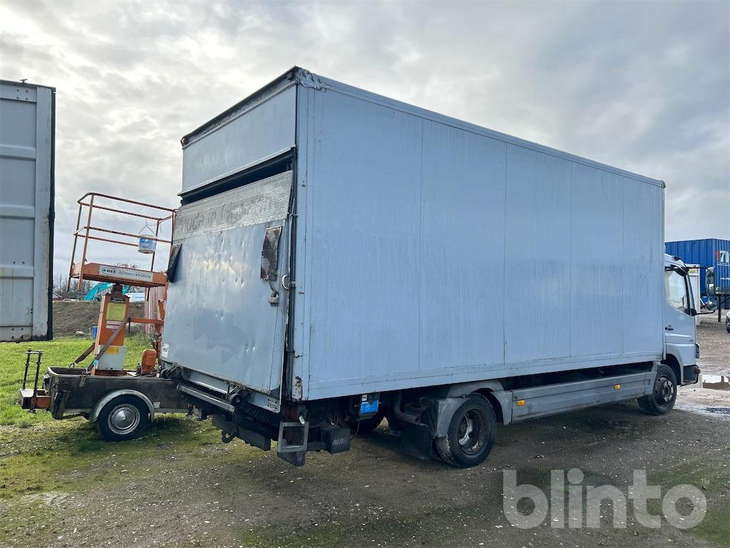 Mercedes Benz 818L (2006) - شاحنة صندوقية: صورة 3 Mercedes Benz 818L (2006) - شاحنة صندوقية: صورة 3