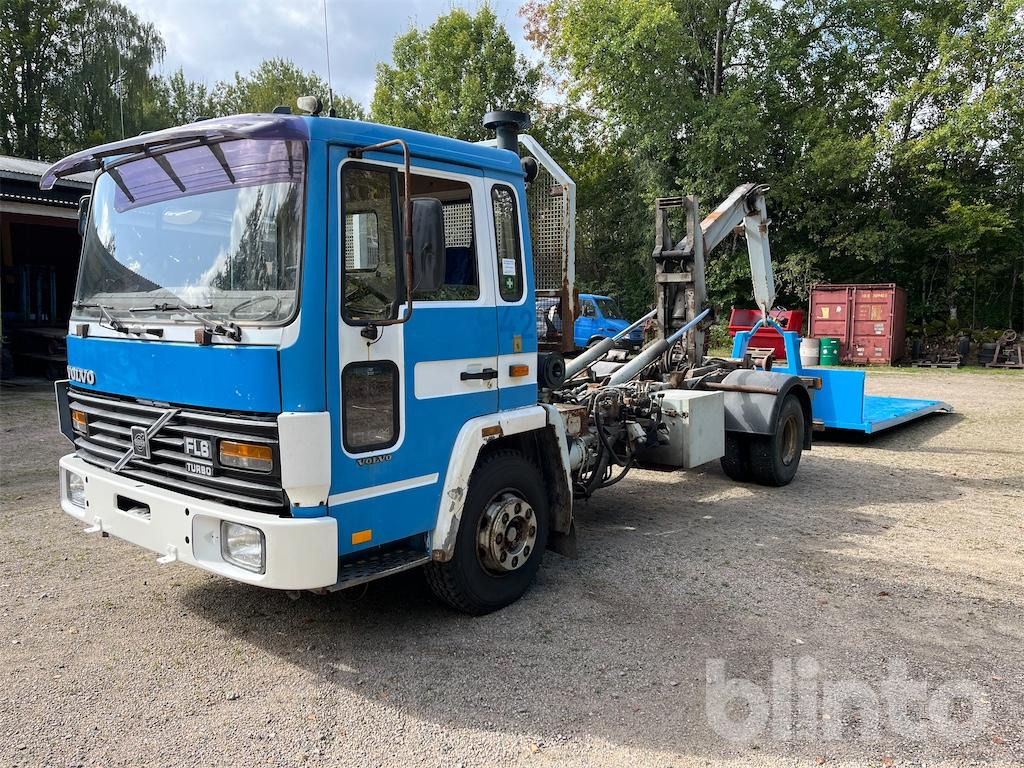 VOLVO FL 611 4X2 - شاحنة برافعة خطافية: صورة 1 VOLVO FL 611 4X2 - شاحنة برافعة خطافية: صورة 1