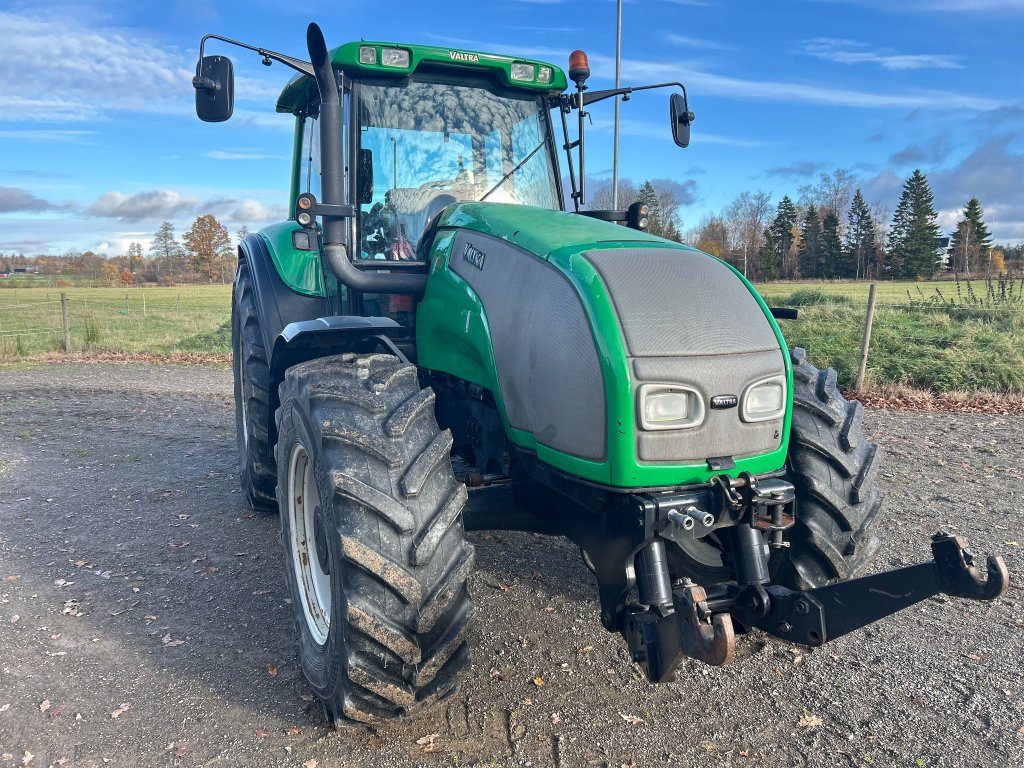 Valtra T140 4WD med frontlyft - جرار: صورة 4 Valtra T140 4WD med frontlyft - جرار: صورة 4