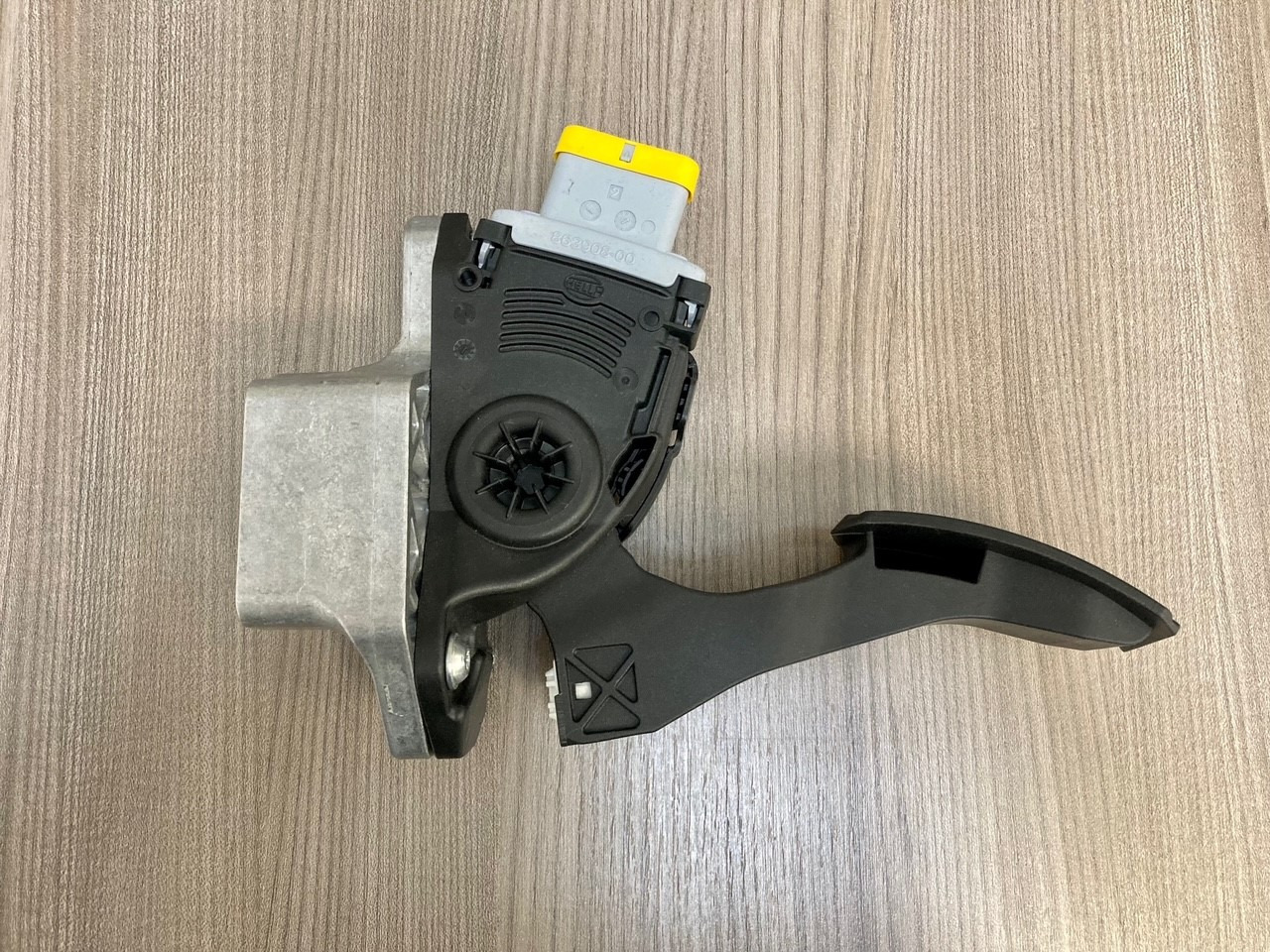 SENSORE POSIZIONE DEL PEDALE - MAN 81259706103 - HELLA 6PV 009 371-00 / 6PV 009 371-711 - دواسة - شاحنة: صورة 3 SENSORE POSIZIONE DEL PEDALE - MAN 81259706103 - HELLA 6PV 009 371-00 / 6PV 009 371-711 - دواسة - شاحنة: صورة 3