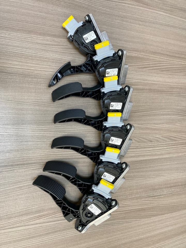 SENSORE POSIZIONE DEL PEDALE - MAN 81259706103 - HELLA 6PV 009 371-00 / 6PV 009 371-711 - دواسة - شاحنة: صورة 5 SENSORE POSIZIONE DEL PEDALE - MAN 81259706103 - HELLA 6PV 009 371-00 / 6PV 009 371-711 - دواسة - شاحنة: صورة 5