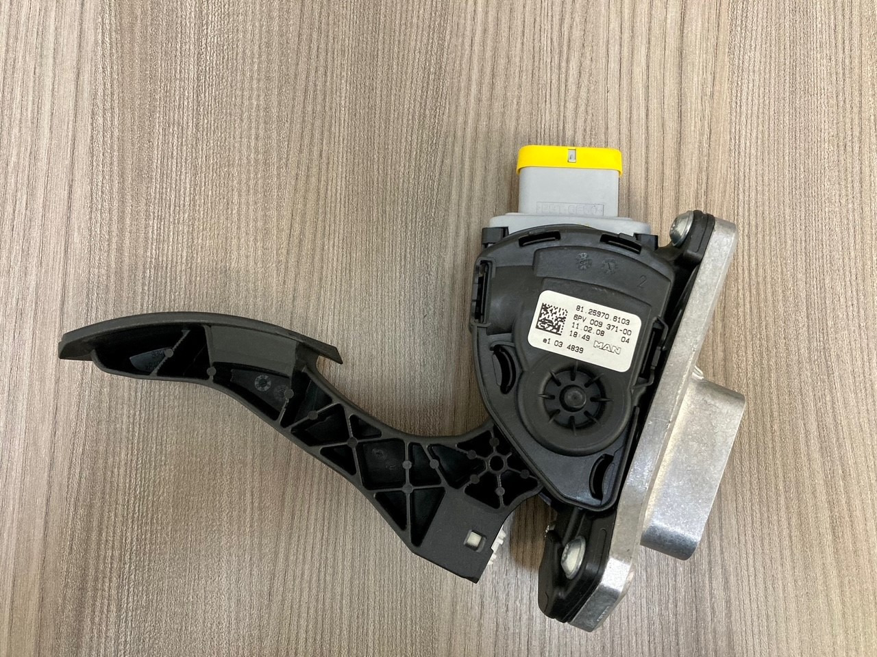 SENSORE POSIZIONE DEL PEDALE - MAN 81259706103 - HELLA 6PV 009 371-00 / 6PV 009 371-711 - دواسة - شاحنة: صورة 2 SENSORE POSIZIONE DEL PEDALE - MAN 81259706103 - HELLA 6PV 009 371-00 / 6PV 009 371-711 - دواسة - شاحنة: صورة 2