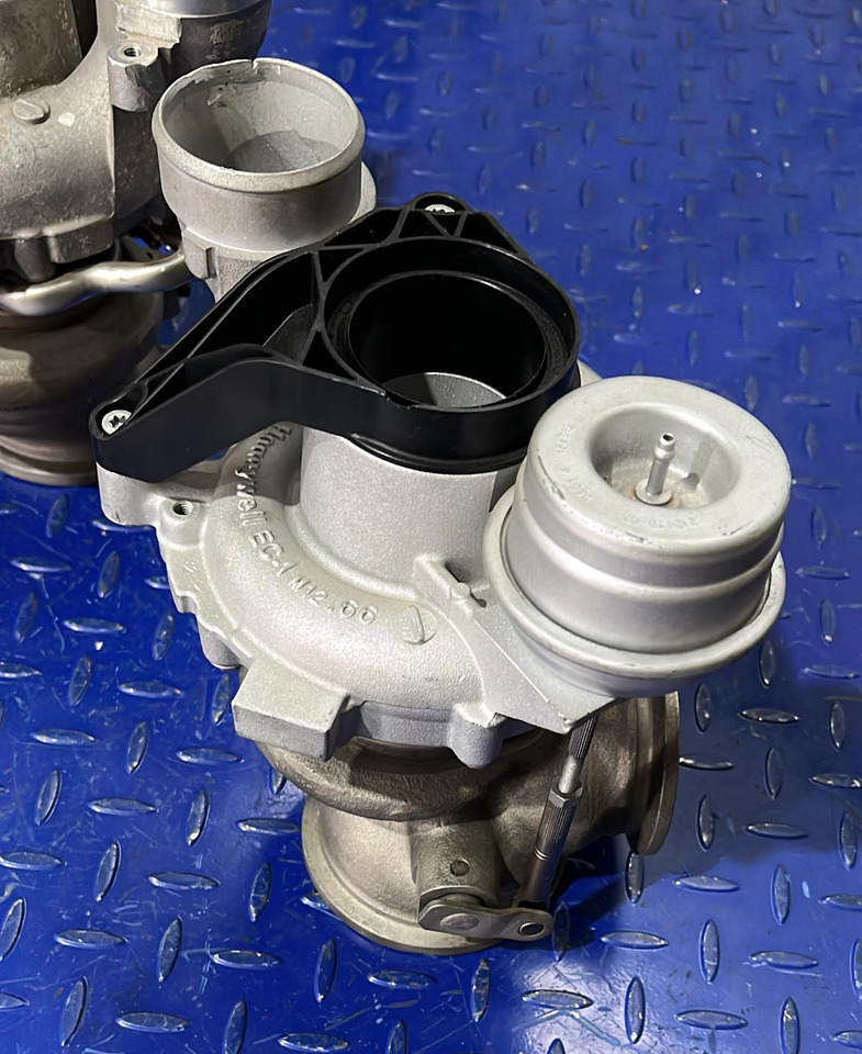 BMW Turbocharger S63N/R 4.4L V8 7849045+7849044 (SET) - تربو: صورة 4 BMW Turbocharger S63N/R 4.4L V8 7849045+7849044 (SET) - تربو: صورة 4