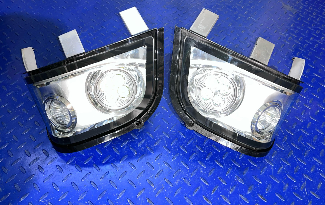 HELLA Headlight Set 1KE996 600-05 / 06 - المصابيح الأمامية: صورة 1 HELLA Headlight Set 1KE996 600-05 / 06 - المصابيح الأمامية: صورة 1