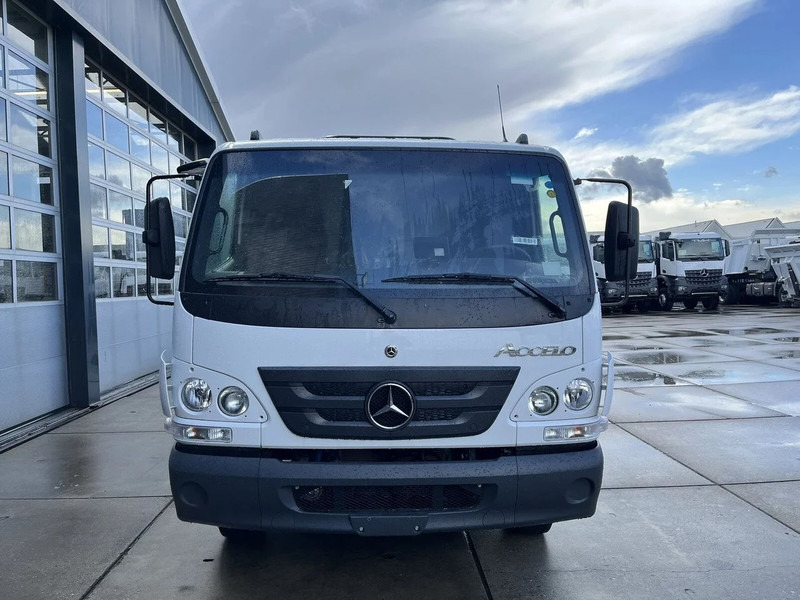 Mercedes-Benz Accelo 815 4x2 Garbage Compactor (2 units) Accelo 815 4x2 Garbage Compactor (2 units) - شاحنة قمامة: صورة 4 Mercedes-Benz Accelo 815 4x2 Garbage Compactor (2 units) Accelo 815 4x2 Garbage Compactor (2 units) - شاحنة قمامة: صورة 4